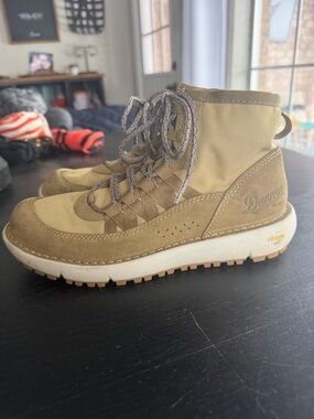 Danner Men’s Tan and White Chukka Boots